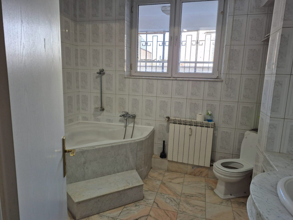 Apartament 5 Camere, 250mp, pretabi lpentru locuit cat si pentru alte activitati