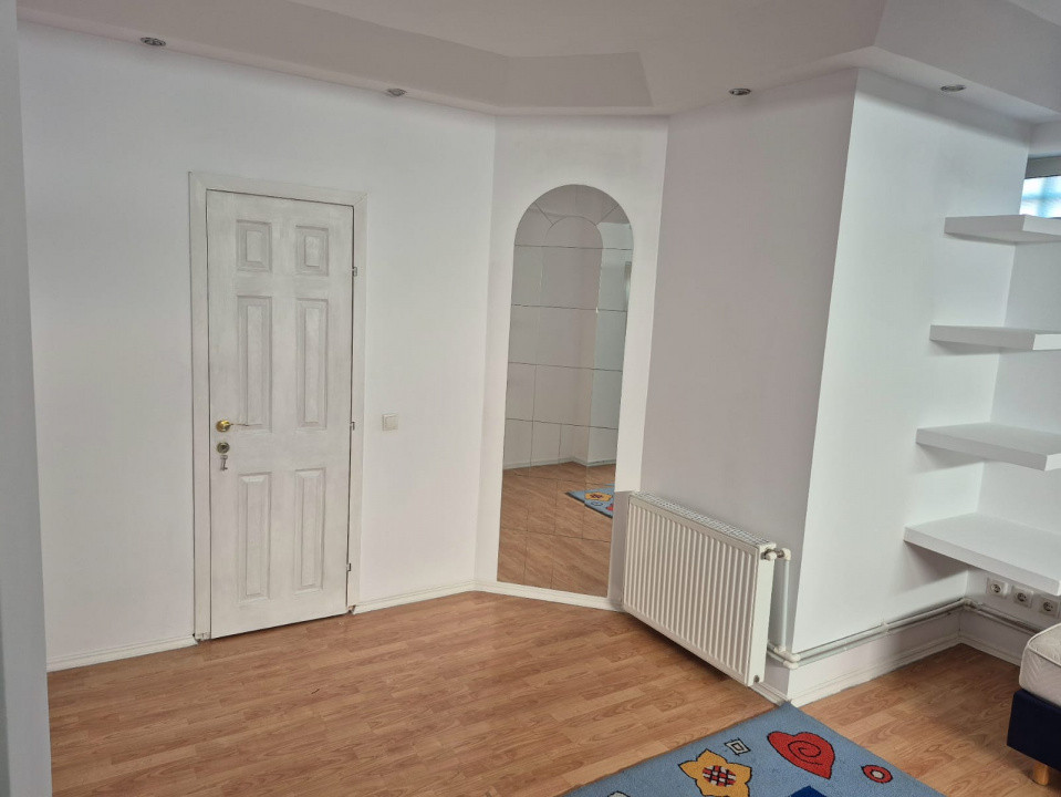 Apartament 5 Camere, 250mp, pretabi lpentru locuit cat si pentru alte activitati