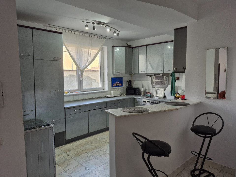 Apartament 5 Camere, 250mp, pretabi lpentru locuit cat si pentru alte activitati