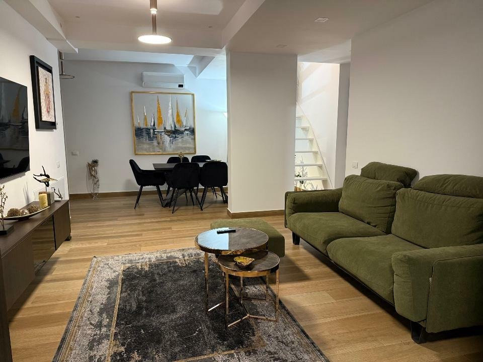 Apartament semidecomandat cu 3 camere  in  Pipera 