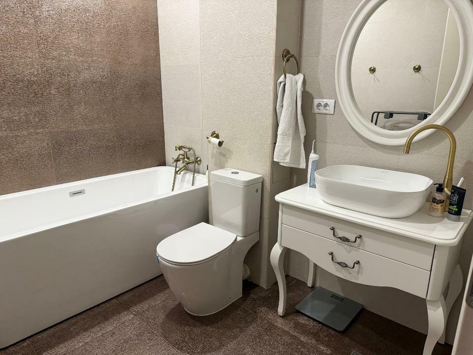 Apartament semidecomandat cu 3 camere  in  Pipera 